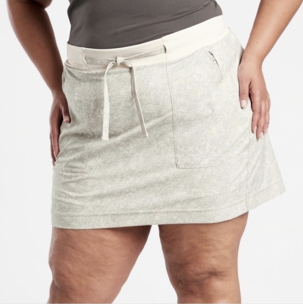 Athleta NWT Skirt Shorts Chelsea Print Beige Gray Size 18